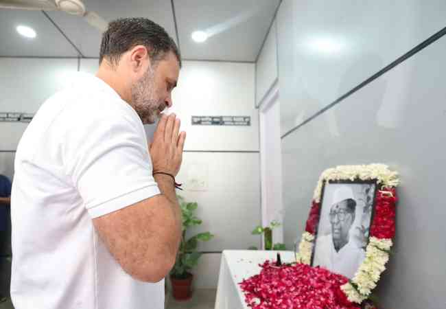 Cong leaders pay tributes to former party chief Sitaram Kesri